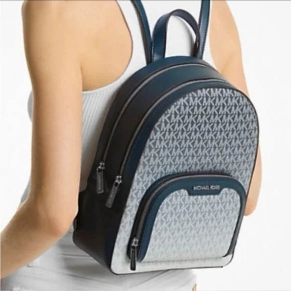 MICHAEL KORS Jaycee Medium Ombré Signature Logo Zip Pocket Backpack
Navy
NWT - Picture 3 of 15